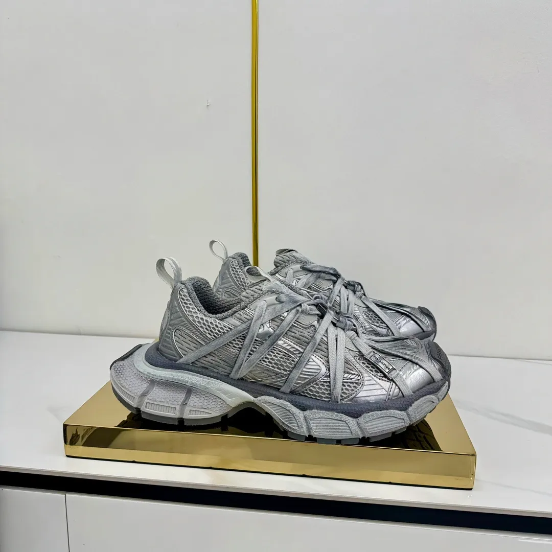 👟👟Ex-factory price 820👟👟 Balenciaga Balenciaga's latest popular 9th generation 3XL Sneaker Spider-Man series, couple's dad shoes, original purchase, development and production. Balenciaga 3XL Sneaker's overall shoe shape draws on the creative ideas of Balenciaga Track and Balenciaga Runner. It is equivalent to removing the outer frame of the Track shoe body while inheriting the streamlined shape and shape of the Runner. Track flat toe, new color matching, the entire shoe body is integrated into the spider binding shoelace design decoration, the exaggerated shape is more prominent. Fabric: original customized imported technical fabric + mesh inner lining: original customized breathable mesh lining. Outsole: original molded 5-layer ultra-light MD combination rubber sole. Bottom thickness: 5CM. Size: 35-45. Original packaging.